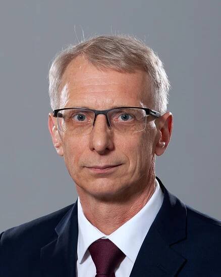 Soubor:Nikolai Denkov full portrait 2021.jpg