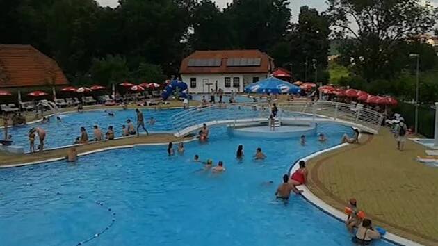 V bazénu se osvěžíte. Voda na hlubockém koupališti bývá studenější