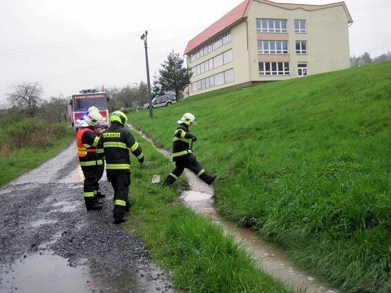 Tak vypadá aprílové počasí. Čechy se ocitly pod sněhem, Morava pod vodou