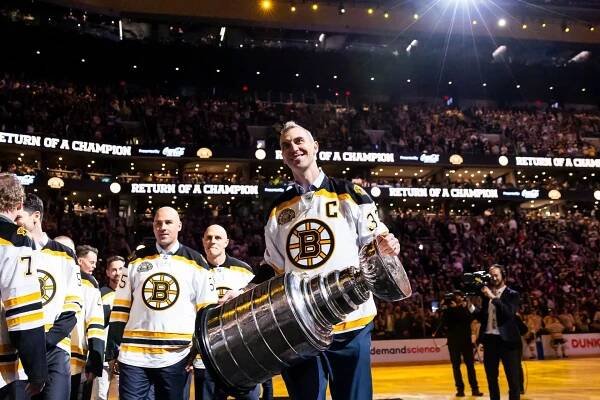 FOTO: Zdeno Chára nechýbal. Šampióni Bostonu z roku 2011 sa vrátili | SPORTNET