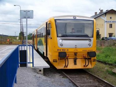 Ze Sedlčan do Prahy lze jet na jednu jízdenku vlakem i autobusem