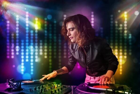 DJ dívka hrající písně v disco se světelnou show — Stock obrázek