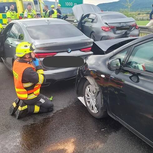 Hromadná nehoda na dálnici D8 u Ústí. Pět lidí je zraněných
