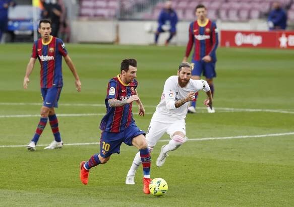El Clásico ovládl Real Madrid, v Barceloně rozhodla penalta. VAR nám nepomohl v žádném zápase, smutnil Koeman