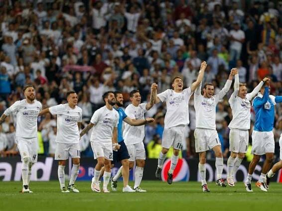 Fotbalisté Realu Madrid se radují z postupu do finále Ligy mistrů.