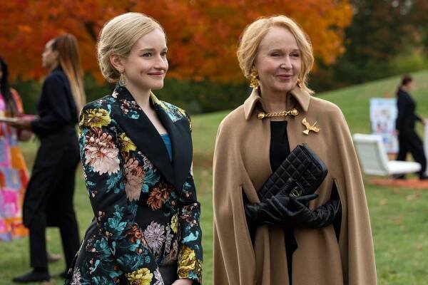 Neskutečná Anna - Dvě mouchy jednou kreditkou - Z filmu - Julia Garner, Kate Burton