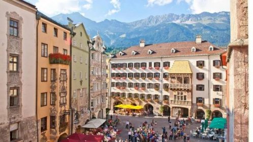 What would Innsbruck be without its iconic Golden Roof? This late gothic balcony located in the heart of the old town comprises 2,657 gold-plated copper tiles., © Innsbruck Tourismus
