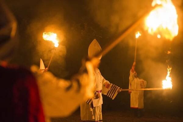 Ku-klux-klan změnil svou náborovou kampaň. Nové členy láká na sladkosti
