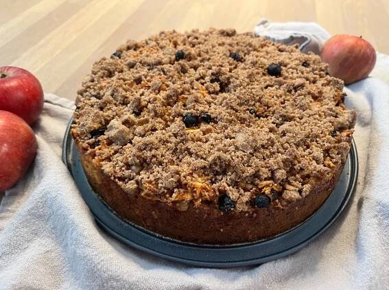 Šťavnatý jogurtový koláč s jablky a skořicovou drobenkou – jednoduchý recept na dokonalý podzimní dezert