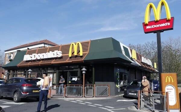 Šílenství v japonském McDonaldu: Lidé kupují Happy Meal jen kvůli Pokémon kartám, jídlo nechávají v restauraci