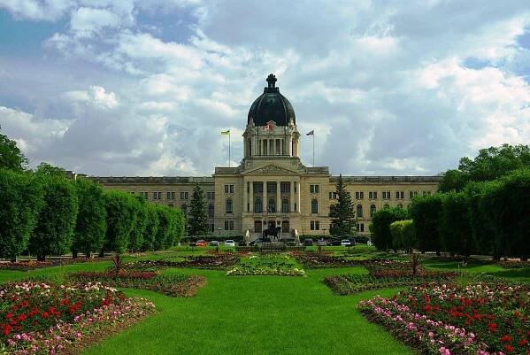 11 Top Tourist Attractions in Saskatchewan (Canada)