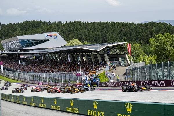 F1 Boliden liefern sich Kampf zur T1