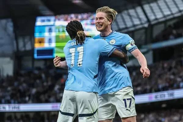 Kevin De Bruyne z Manchester City slaví svůj cíl, aby to 1-0 během utkání Premier League Manchester City vs Wolverhampton Wanderers na stadionu Etihad, Manchester, Velká Británie, 2. května 2025 — Stock obrázek
