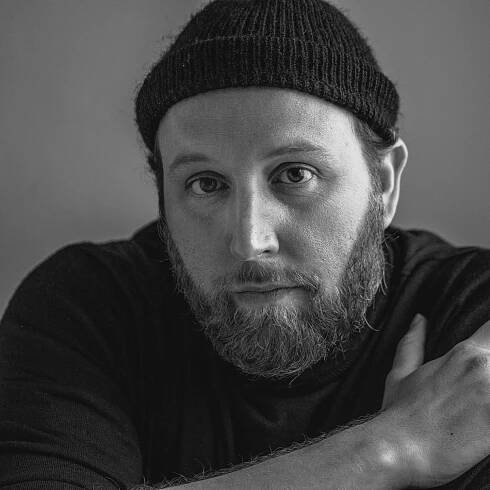 Pastor und Punkrocker Ulf Nicolai Werner schaut in die Kamera. | Zwischen Punk und Predigt (Foto: Chris Born )