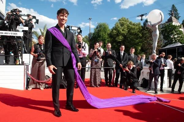 Zahájení MFF KV 2025: Slavní vzpomínali na Bartošku. Byl rád, že přijede Douglas