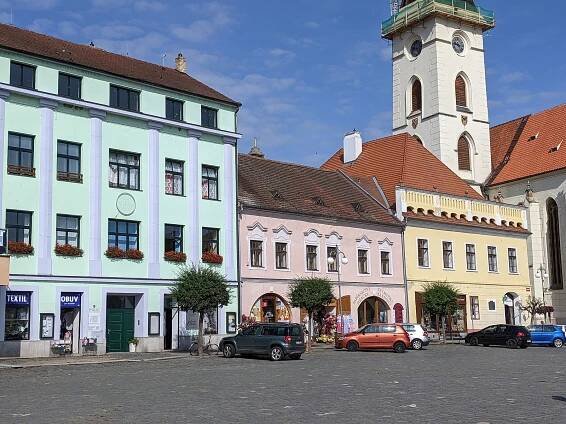 Soubor:Vodňany I - domy čp. 3, 2 a 1 na náměstí Svobody.jpg