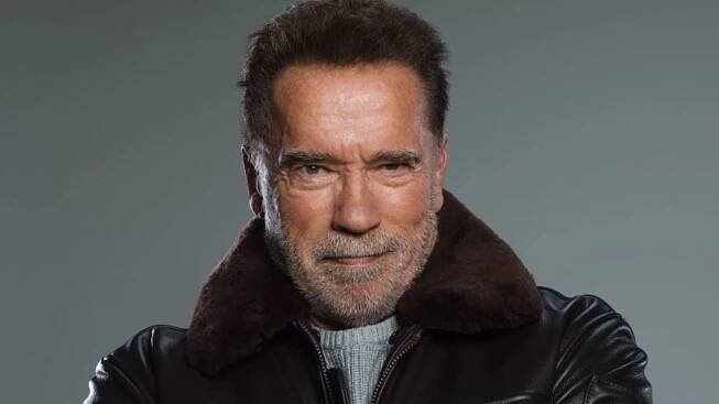 Arnold Schwarzenegger v bizarní vánoční reklamě. Připomněl, že má doma opravdový tank