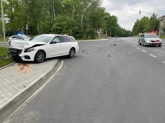 Na rušné křižovatce v Chebu se srazila auta. Jeden řidič nepřežil