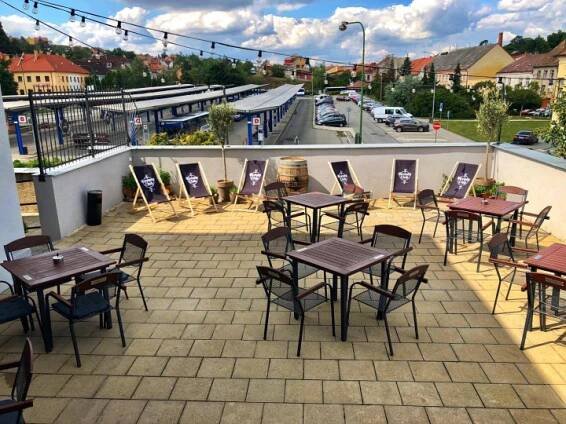 VIDEO: Hned vedle třebíčského nádraží si otevřel prvotřídní restauraci s barem | City.cz - Nejlepší zážitky ve městě