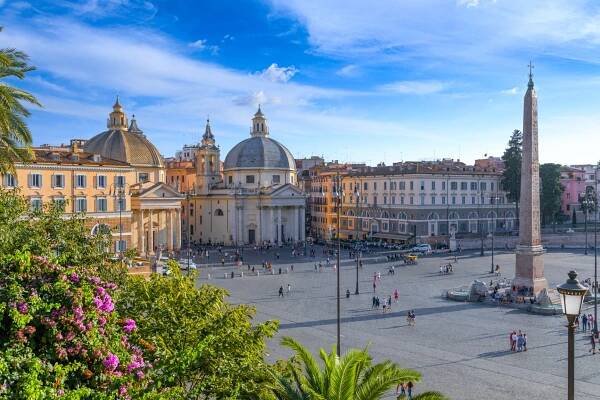 pohled na piazza del popolo (lidové náměstí) v římě, itálie. panorama nad římem: kostely santa maria in montesanto a santa maria dei miracoli, egyptský obelisk ramesse ii. - piazza del popolo řím - stock snímky, obrázky a fotky