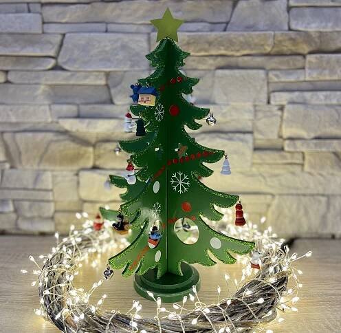 Kreativní dřevěný vánoční stromek s ozdobami - velký 35 cm