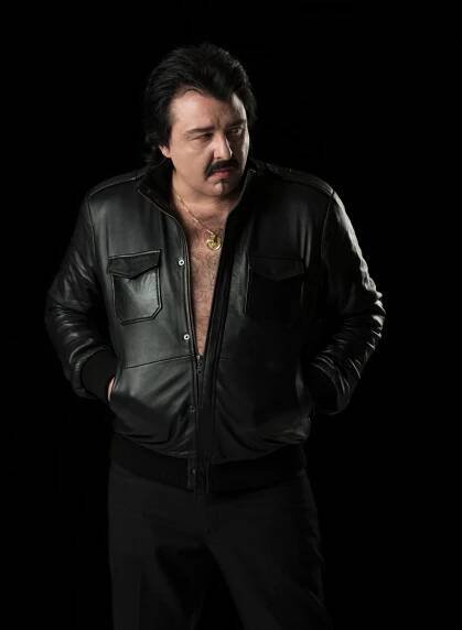 Kontroverzní Bruno Ferrari natočil nový klip: Vnadná blondýna v latexu se pokusila o lascivní znakovou řeč