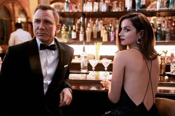 Daniel Craig a Ana de Armas ve filmu No Time to Die.