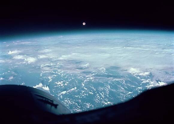 Mesiac a mraky nad západnou časťou Tichého oceánu pri pohľade z Gemini 7