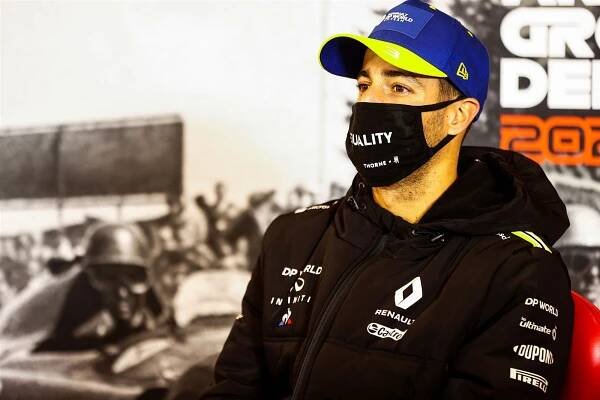 Smál jsem se, když Pérez jel do boxů, popisoval třetí Ricciardo