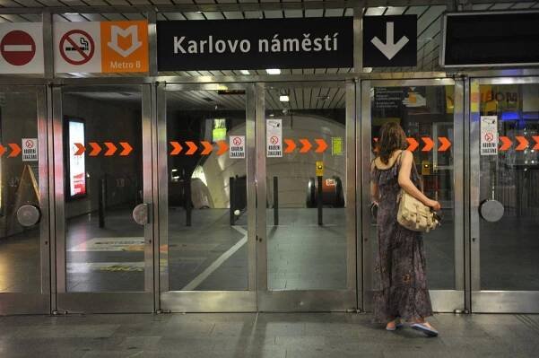 Neštěstí na Karlově náměstí: Pod kola jedoucího metra spadl mladík (17)! Putoval do nemocnice