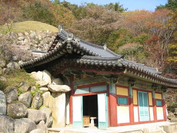 Soubor:Korea-Gyeongju-Seokguram-12.jpg – Wikipedie