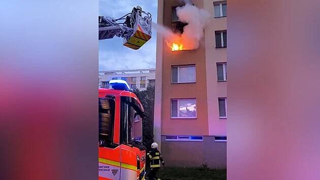 Požár bytu v Hradci Králové: našla mrtvého muže - iDNES.cz