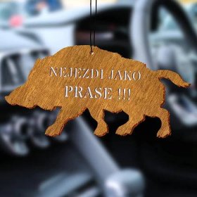 České vůně do auta: prase i jiné motivy ze dřeva