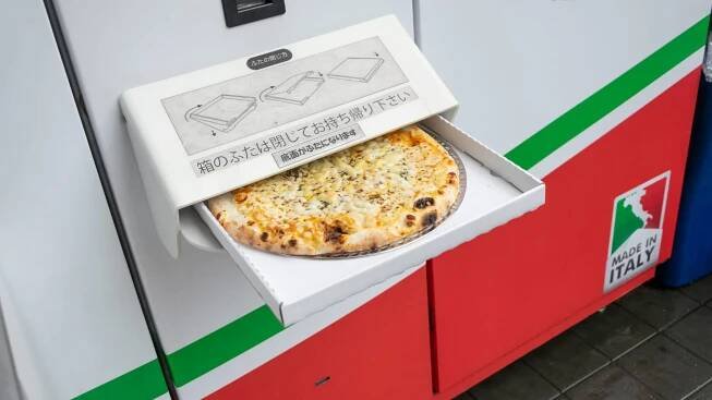 Velkou senzací sociálních sítí se stal hirošimský automat na pečenou pizzu.