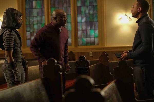 Black Lightning - Kniha odboje: 2. kapitola: Hendersonovo dílo - Z filmu - Nafessa Williams, Damon Gupton