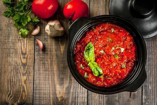 Cuketové kuličky plněné sýrem podávané s omáčkou Marinara | VartesMajklem.cz