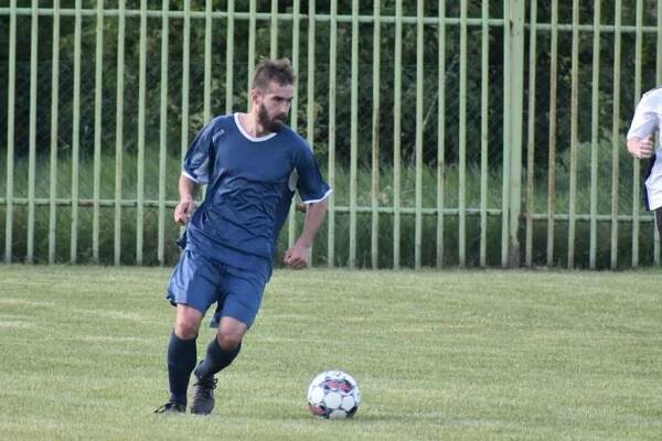 Fotbalisté Březenecké Chomutov (bílá) remizovali doma s 1. SK Jirkov 3:3.
