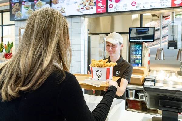 KFC na Dubině je otevřeno. Prvních 100 zákazníků v Ostravě mělo kyblík zdarma