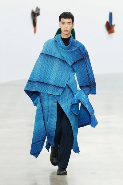 Ronan Bouroullec's Pleat-Like Artwork is Turned into Clothes in Issey Miyake's Latest Collection - PLAIN Magazine
