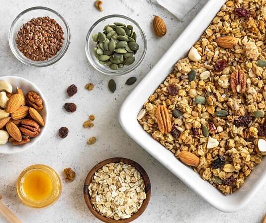 RECEPT: Domácí granola s banánem