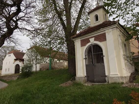 Soubor:Mělnická Vrutice - náves s kaplí Nejsvětější Trojice.jpg
