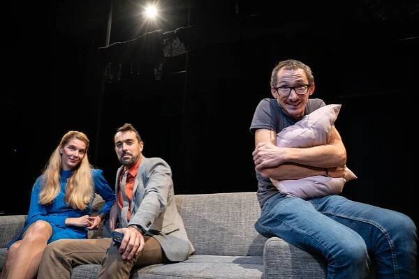 Vršovické divadlo MANA uvádí kultovní komedii Zahraj to znovu, Same. Připravuje také nové divadelní zážitky, které připomenou atmosféru bytových divadel - All 4 fun