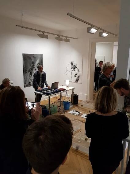 Livepainting with musician Christopher Chaplin at Atelier Jacques Gassmann – Oct 21st 2018 – JACQUES GASSMANN