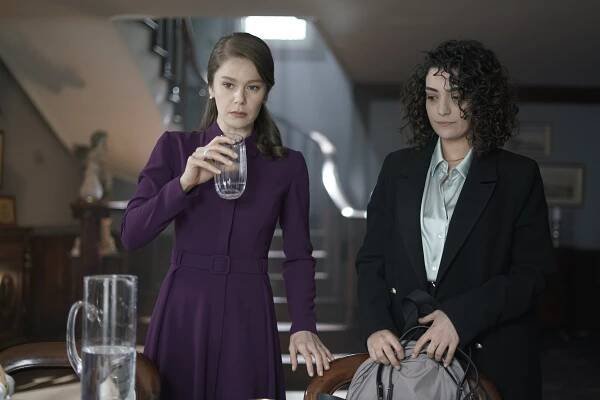 Camdaki Kız - Episode 3 - Z filmu - Burcu Biricik, Merve Polat