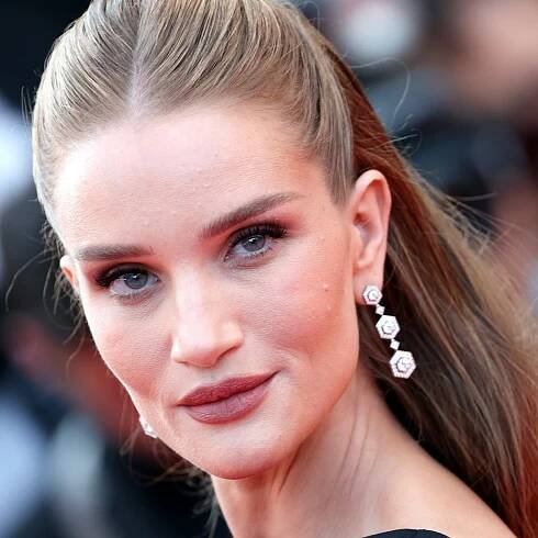 Rosie Huntington-Whiteley Wore A Sports Bra As A Top & It Was Chic