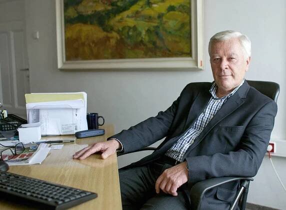 PhDr. Josef Skála, CSc. (* 27. května 1952) je český politik a podnikatel, novinář a publicista, bývalý VŠ pedagog, ředitel Institutu české levice., v letech 1986-1990 byl předsedou Mezinárodního svazu studentstva, v letech 2009-2010 a opět 2016-2018 místopředseda KSČM. Od roku 2018 byl signatářem levicové platformy Náš Restart a počínaje říjnem 2021 je jedním z vedoucích představitelů sdružení pro obnovu národní suverenity „Kudy z krize“. ▬ Josef Skála ve svých 18 letech vstoupil do KSČ, na Univerzitě Karlově v Praze studoval žurnalistiku a promoval roku 1975. Přispívá do internetové revue Střípky ze světa, kterou vydává spolek INSPIRACE, také účinkuje na youtubovém kanále Petr Bureš TV. ▬ Je stoupencem bývalého prezidenta USA Donalda Trumpa. Počátkem února 2022 ohlásil kandidaturu na prezidenta za KSČM. Dle svých slov si Josef Skála věří, chce se „hodně rozkročit a opřít se o spoustu lidí z osvícené intelektuální sféry, o levicová hnutí. Bude to široký vlastenecký projekt“.