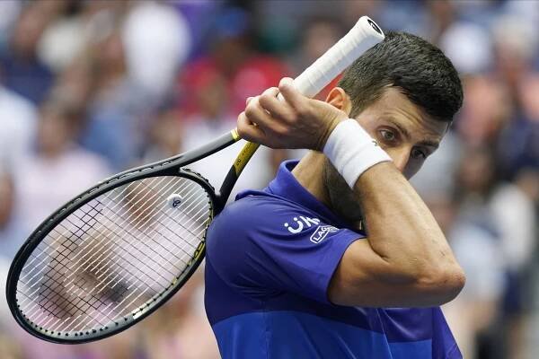 Djokovič premrhal príležitosť a po prehre na US Open sa rozplakal pred novinármi