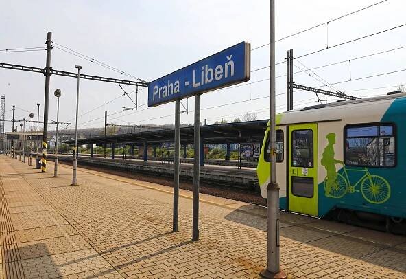 Policie uzavřela okolí nádraží v Libni. V podezřelém batohu byly plynové lahve