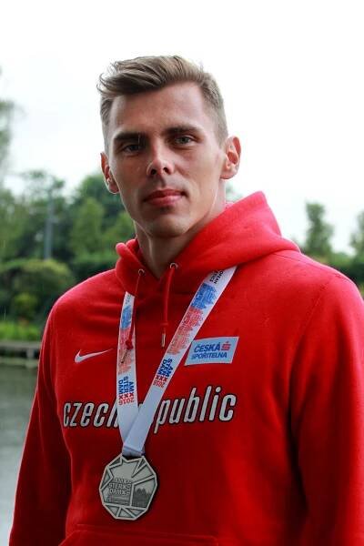 Adam Helcelet s medailí | Atletika.cz