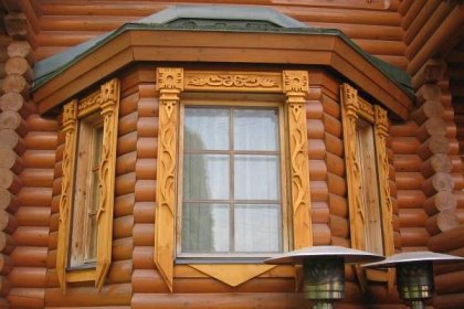 Okna v domě ze dřeva (29 fotografií): instalace velké plastové konstrukce v dřevostavbě, jak položit v dřevěné chatě, okosyachka
